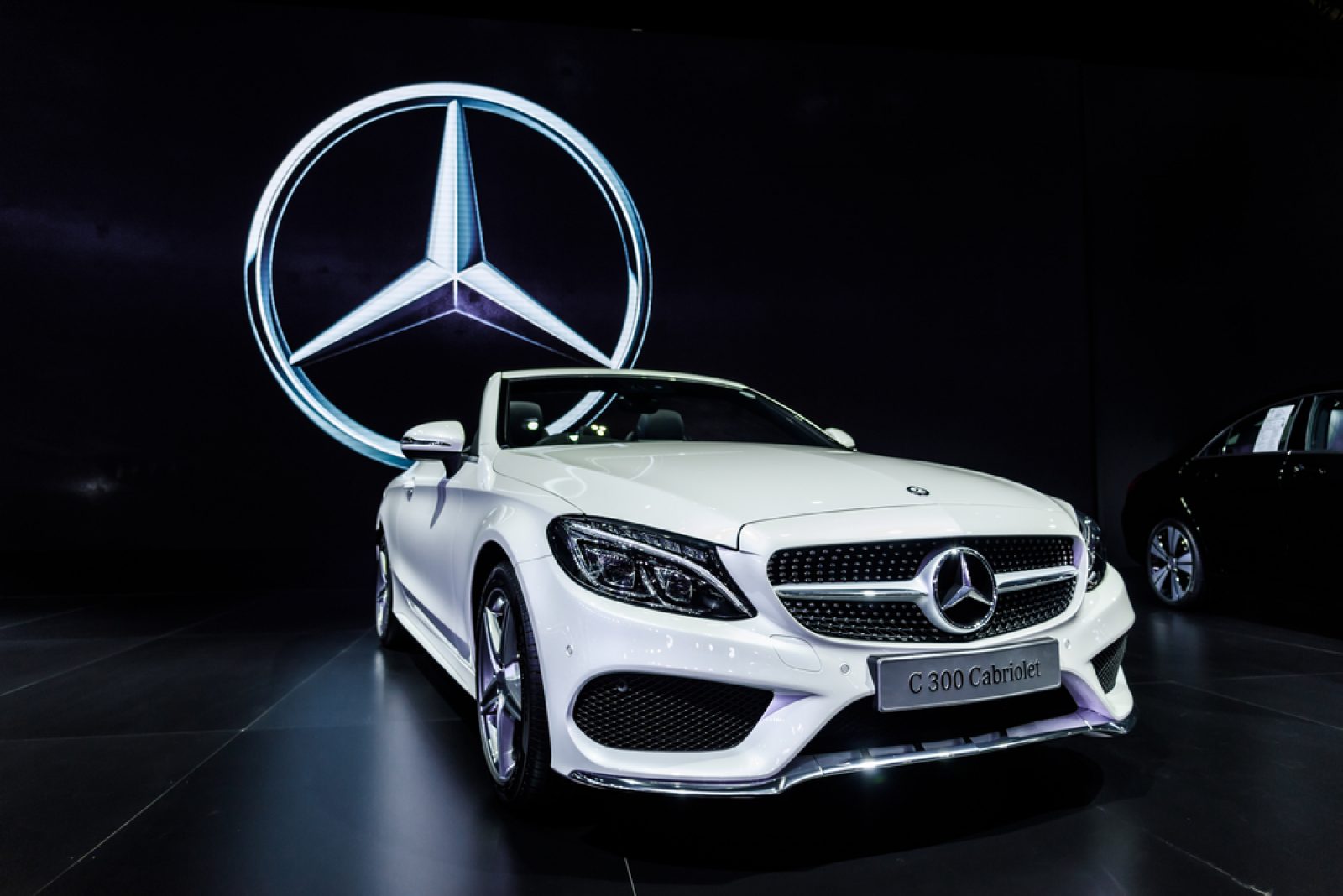 Mercedes-Benz Shifts Gears: Abandons Exclusive Electric Car Plan for 2030