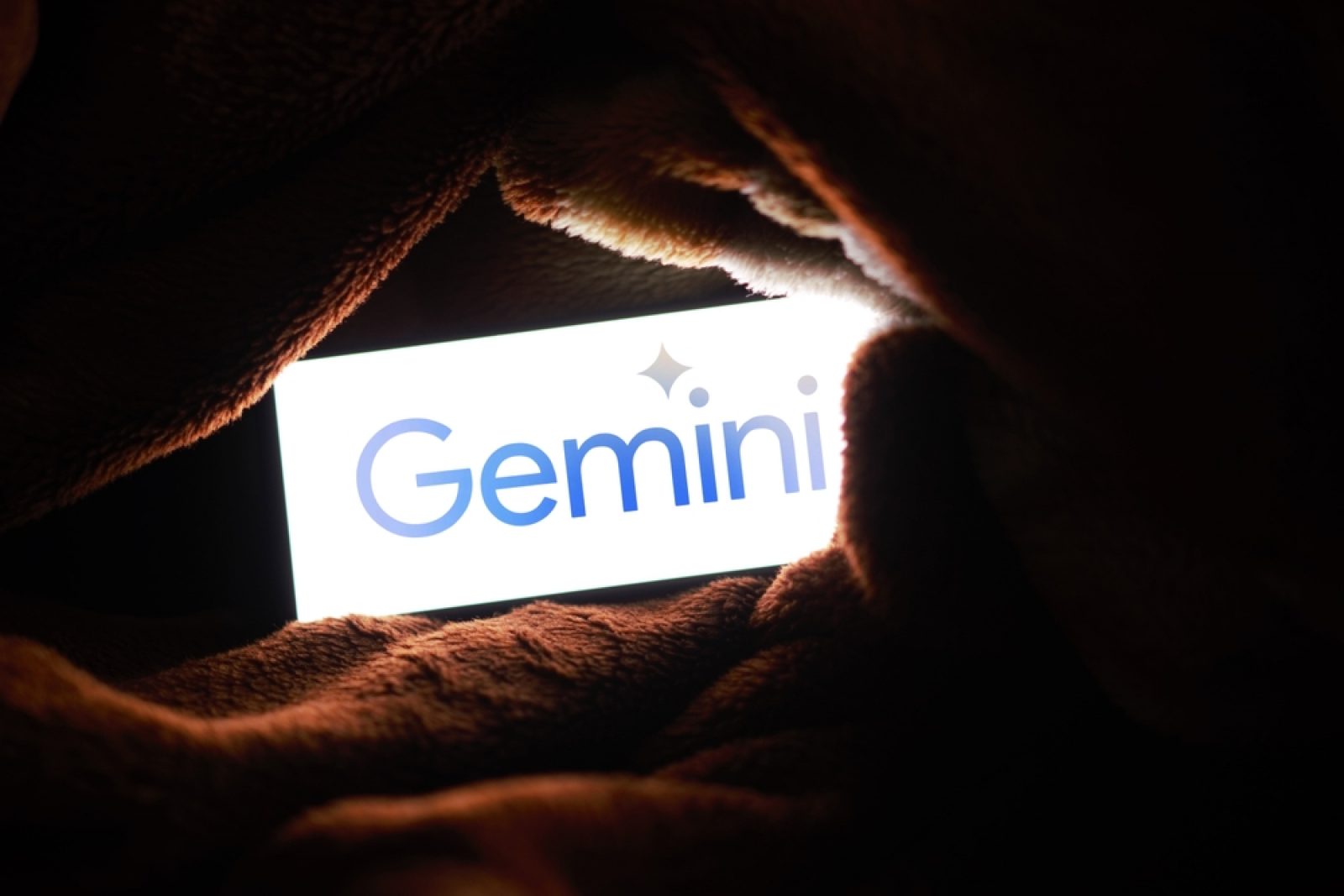 Apple in Talks with Google to Integrate Gemini’s AI Model into iPhone