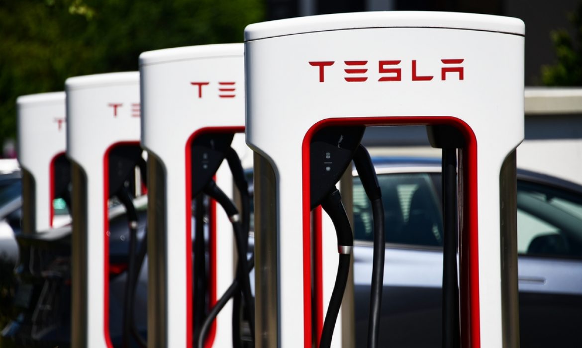 Tesla drops electric car sales for the first time since 2020