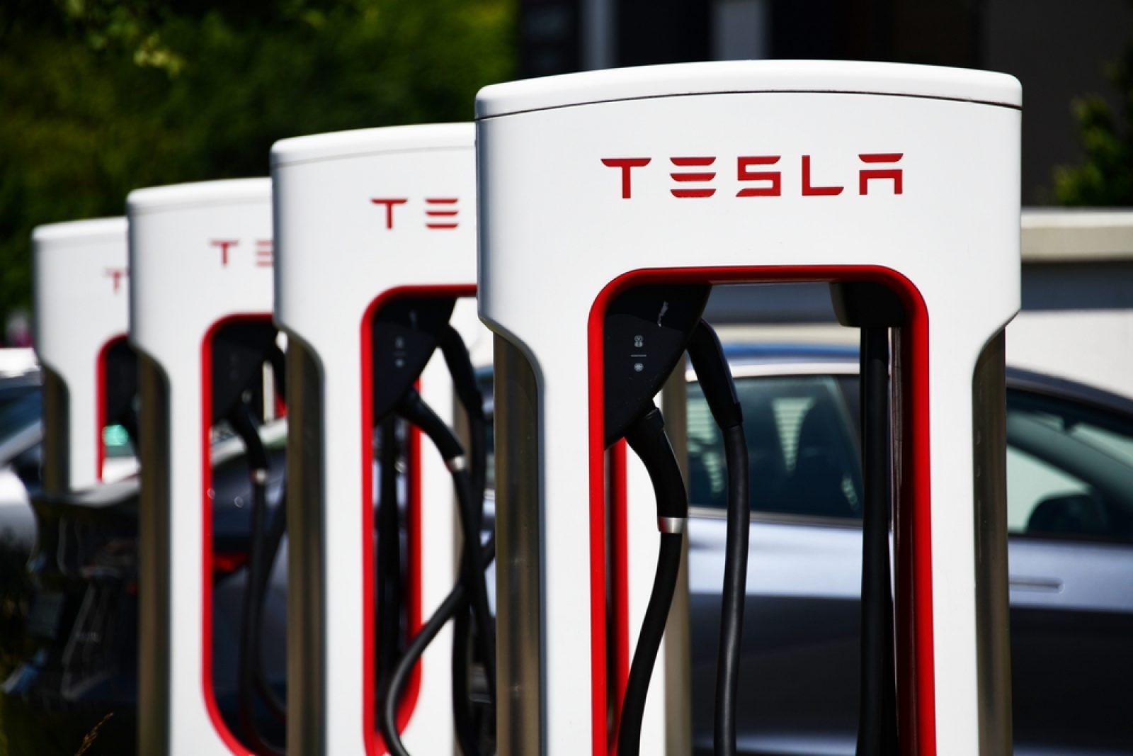 Tesla drops electric car sales for the first time since 2020